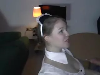 Mahina Zaltana neukt in een porno stud bdsm bondage film voor haar man
