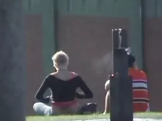 Mia neukt zichzelf op een pooltafel sm seksfilms